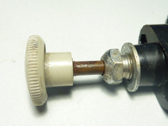 2 anciens boutons poussoir  VW  tacot voiture ancienne ??? a vérifiée