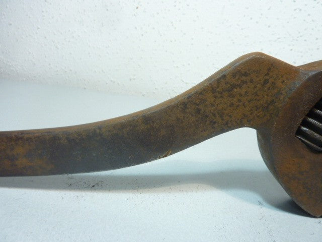 Outil ancien clé a molette coudée
