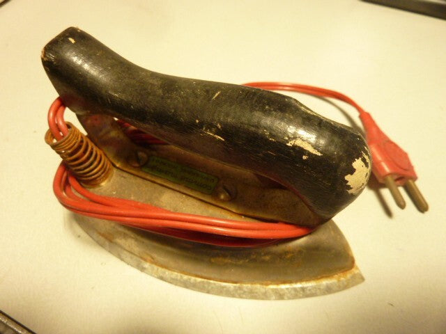 Ancien jouet fer à repasser électrique