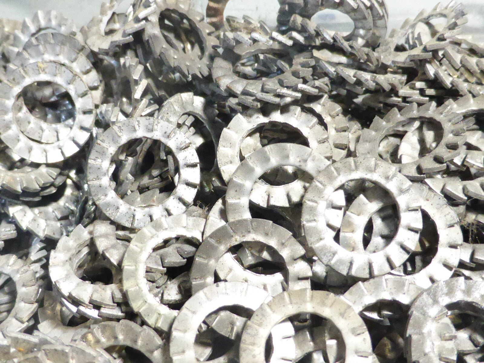 Lot de 40 Rondelles frein cranté éventail  Diam 17 mm Trou 10 mm .Lot de 40
