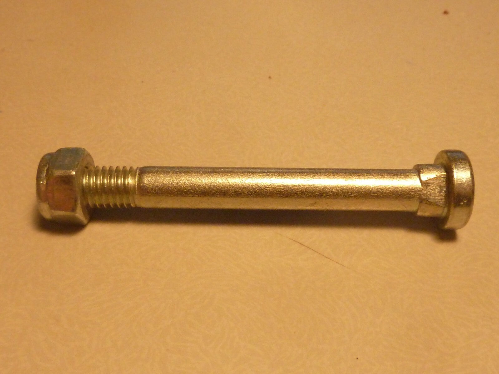 NOS Axe béquille 103 ou 102 vis M8-125 + écrou nylstop tete ronde avec 2 meplats