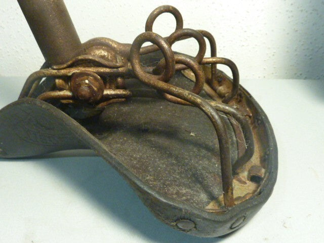 Ancienne selle vélo cuir vintage + tige de selle 25,4 mm  patine d’époque  23x20