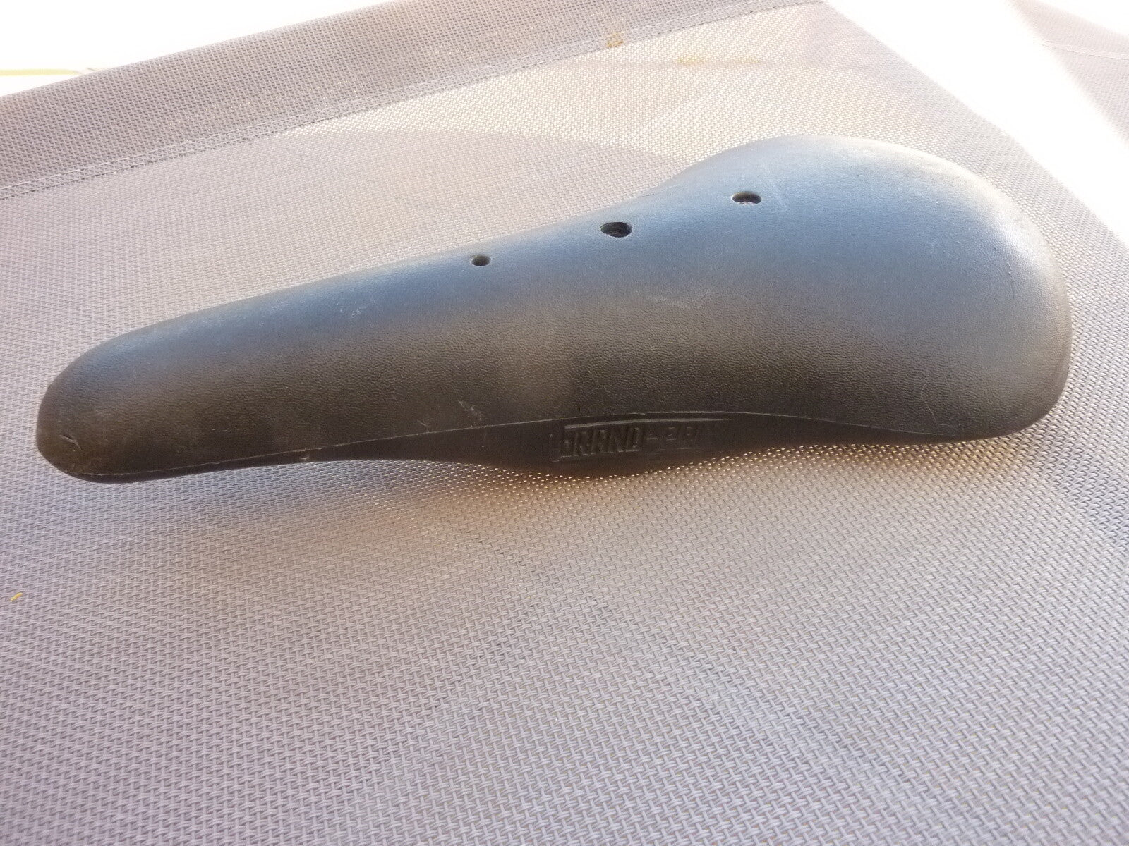 ancienne  SELLE VELO grand prix - VINTAGE -  Saddle Made in France course fixie