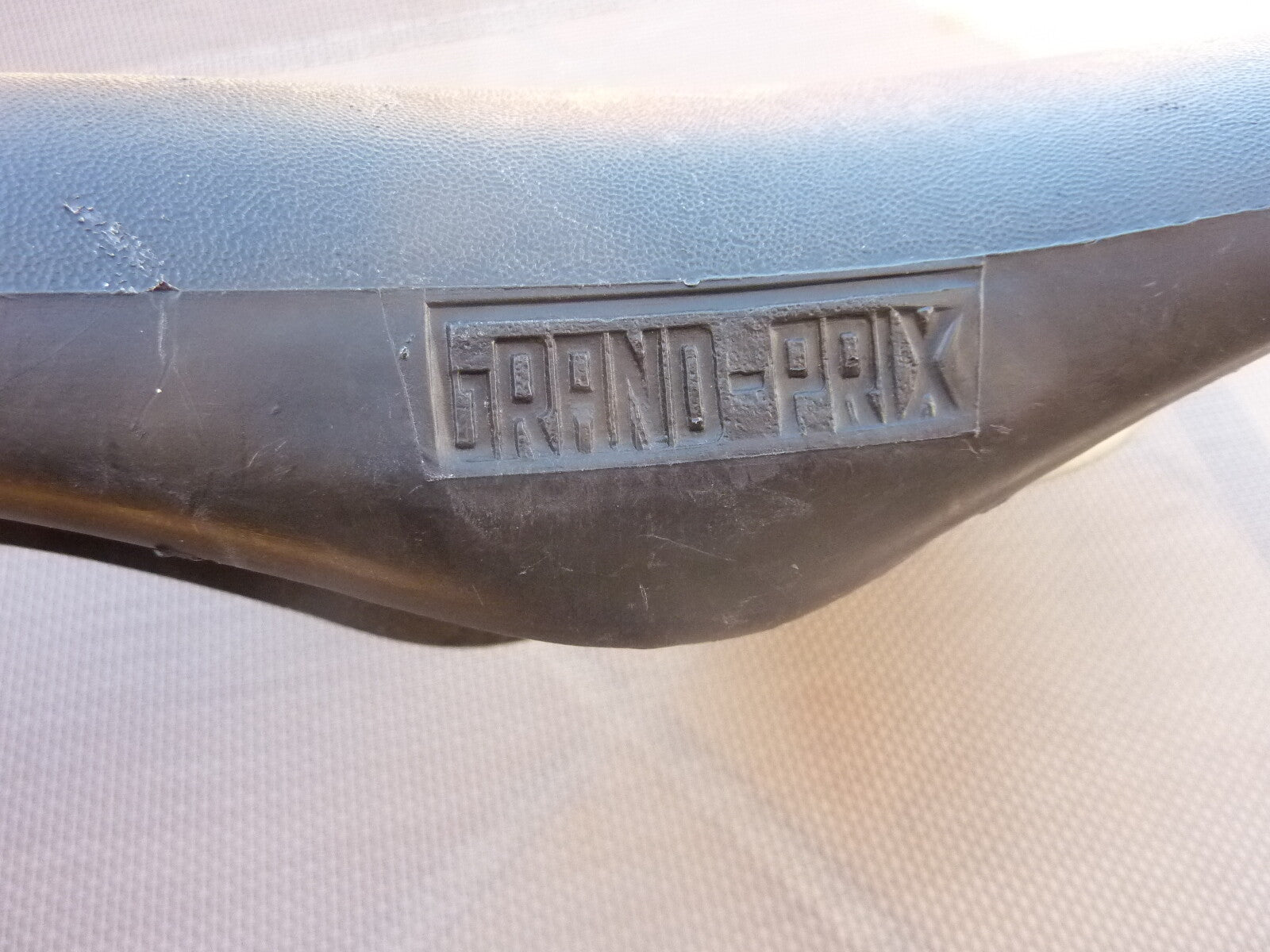 ancienne  SELLE VELO grand prix - VINTAGE -  Saddle Made in France course fixie