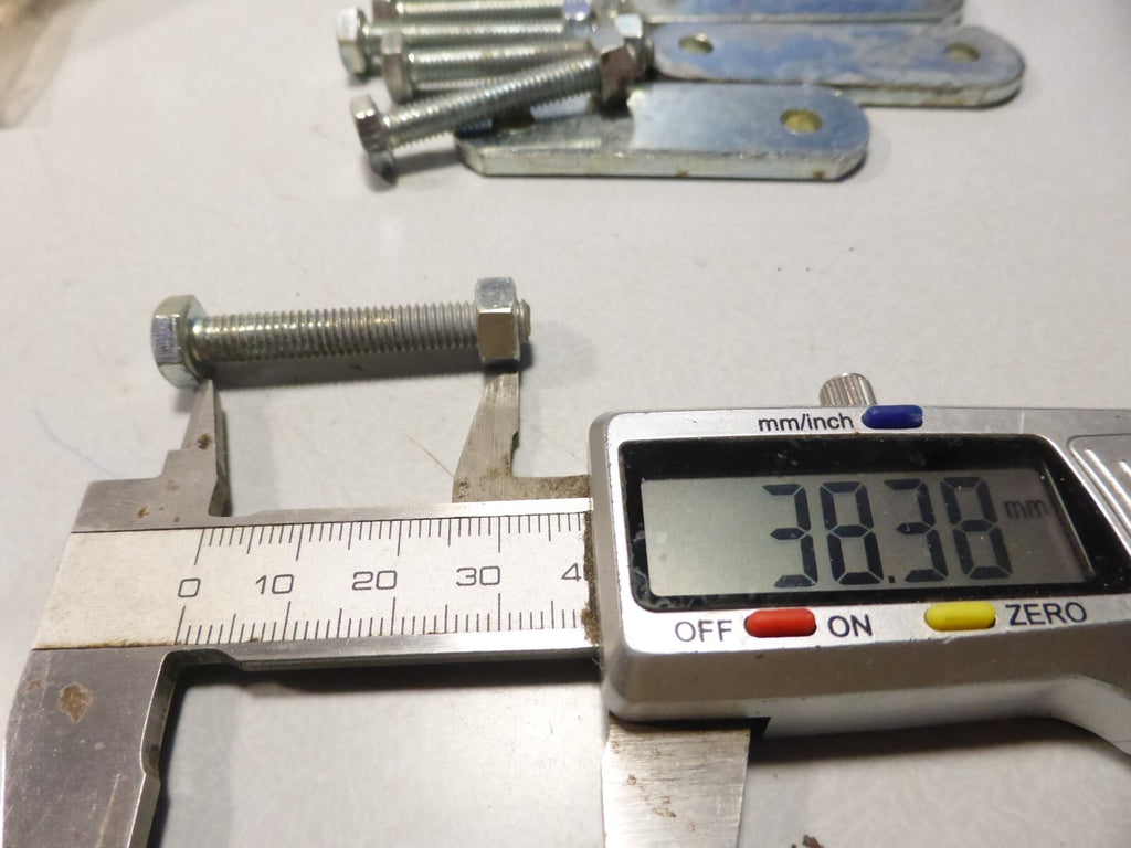 NOS pattes et vis fixation support vélo  voiture vintage