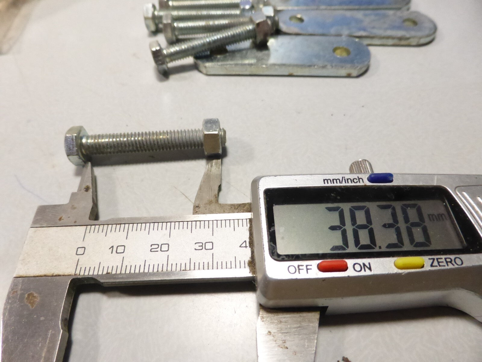 NOS pattes et vis fixation support vélo  voiture vintage