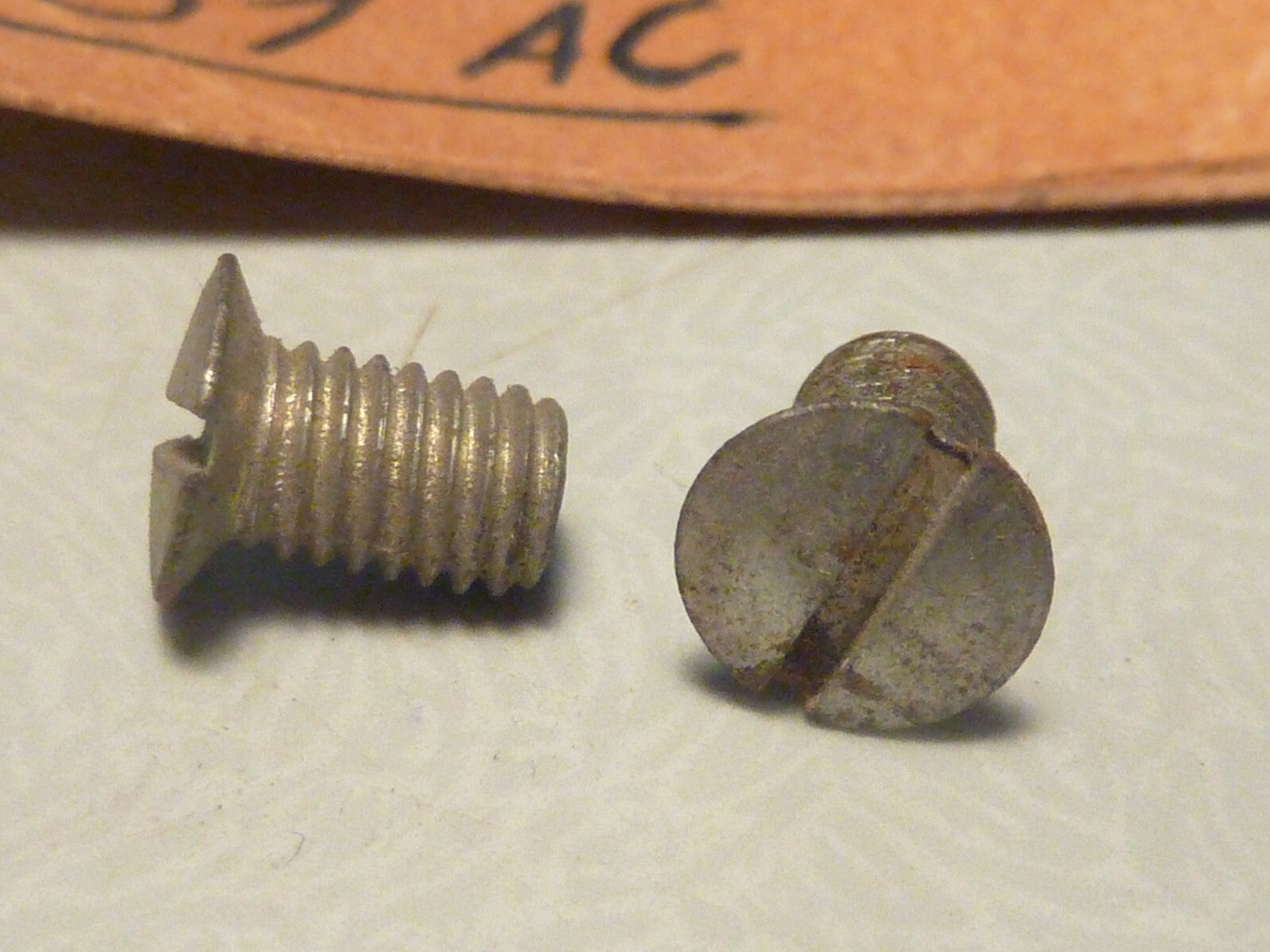 2 anciennes vis capot clb 5x80 poigneé tournante vintage