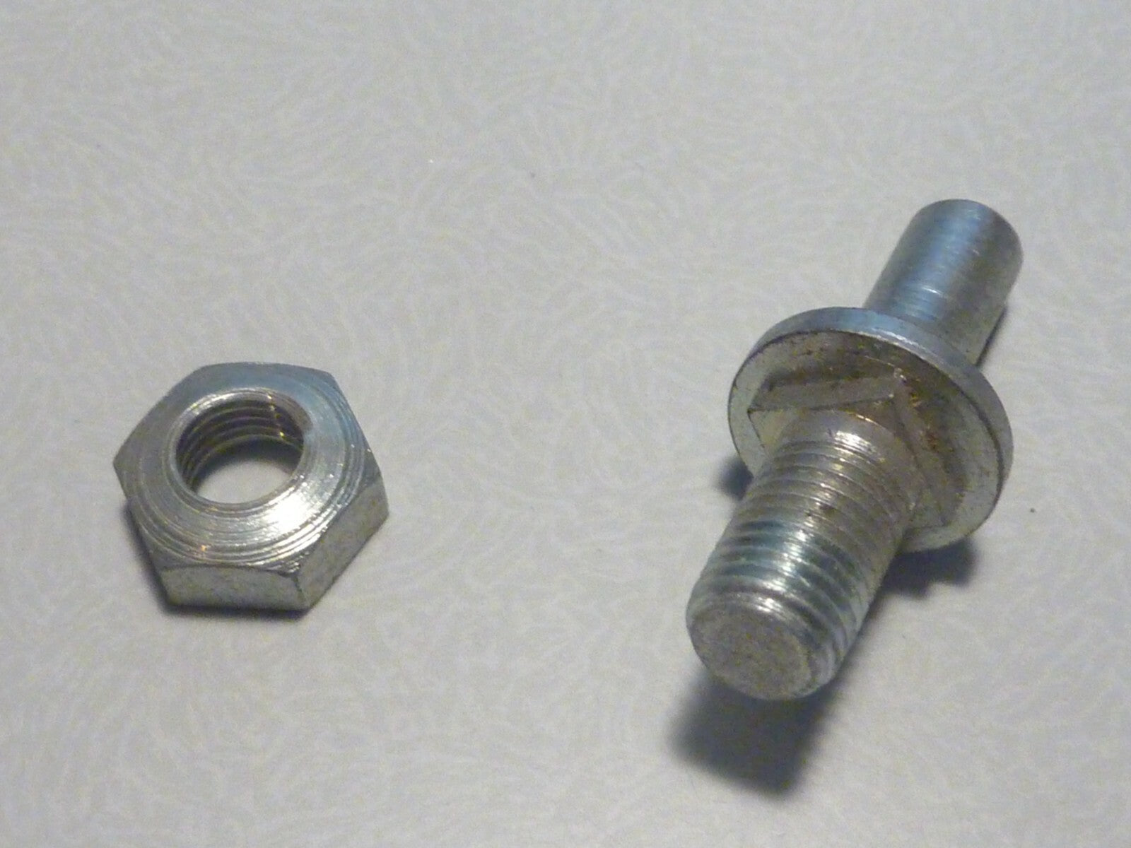 N.O.S boulon fixation patte arrière MOTOBECANE MOTOCONFORT mobylette av 44 76 42