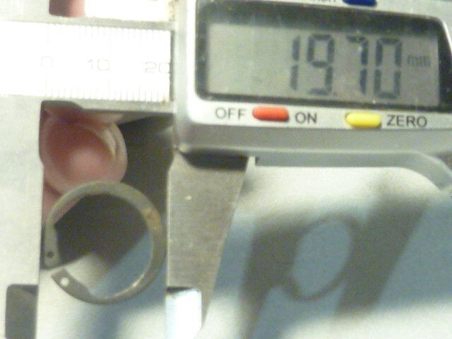 1 serre clips pédalier , circlip  motobecane no variateur ancien stock