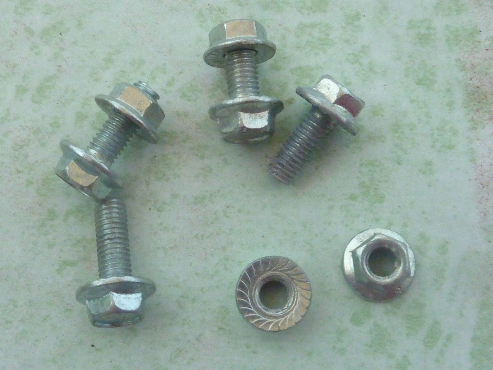 ✨ NOS – Lot de 4 vis carter de chaîne vélo/cyclomoteur vintage – Ancien stock ✨