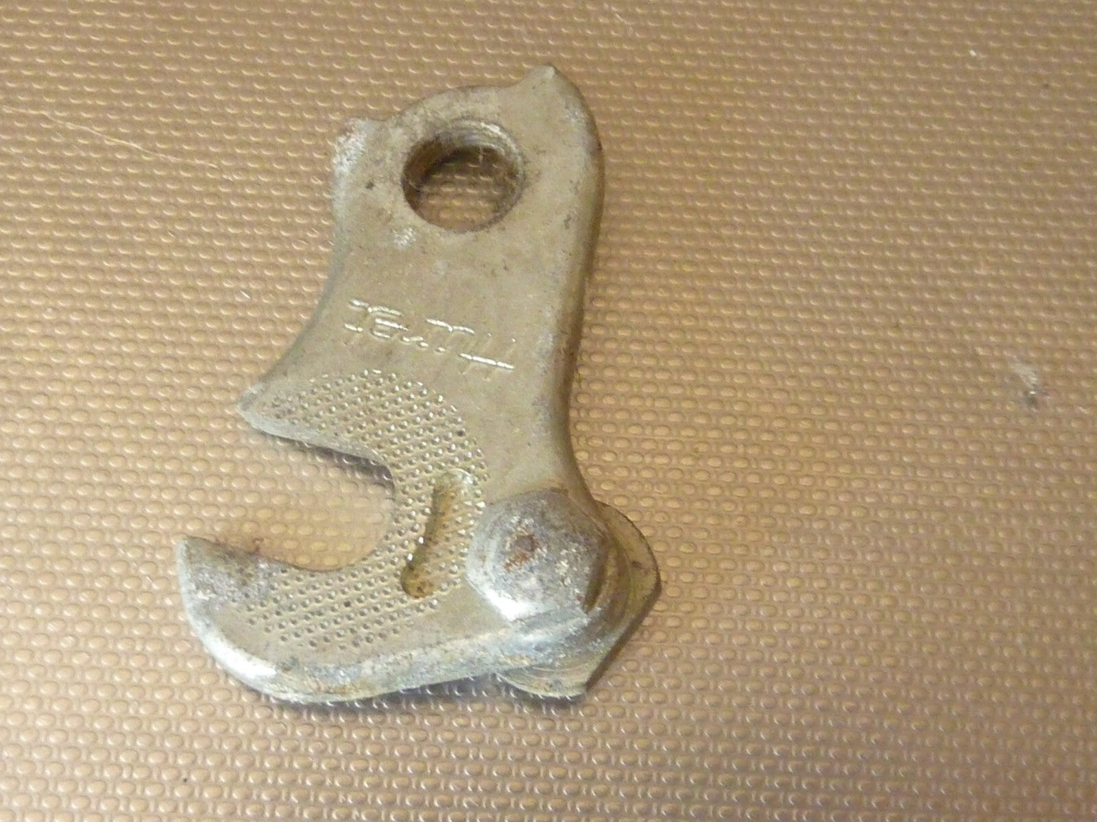 ✨ NOS Vintage Support / Patte Fixation Dérailleur Huret – Ancien Stock ✨