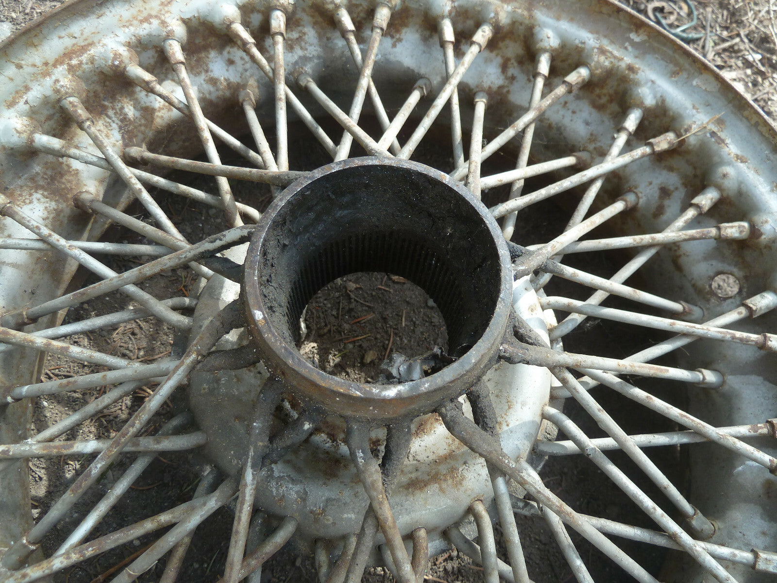 ancienne jante a rayon triomphe oil pompe  essence garage déco bidon voiture