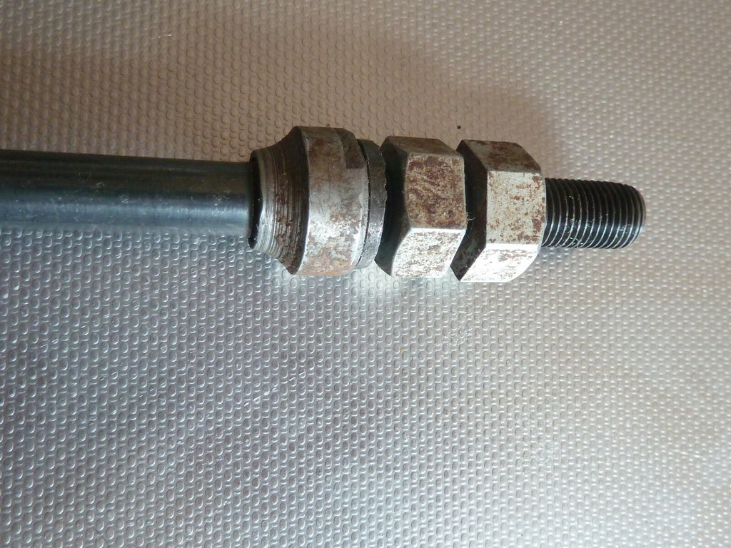NOS ancien stock Ecrou d'axes de Roue 9.5 mm motobecane peugeot Cyclo MBK 165 mm
