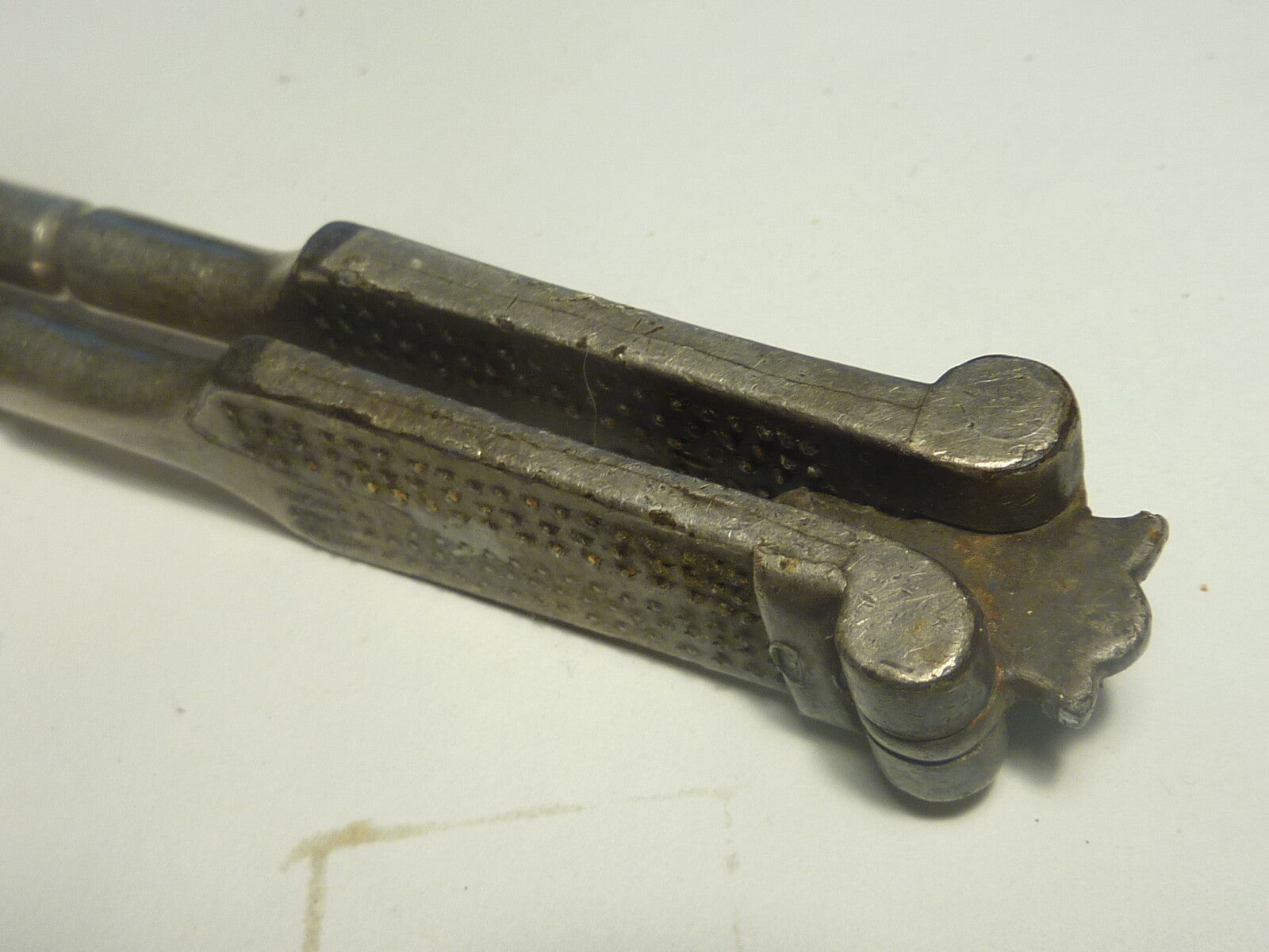 Outils anciens,pince de chapelier en fer casse noix