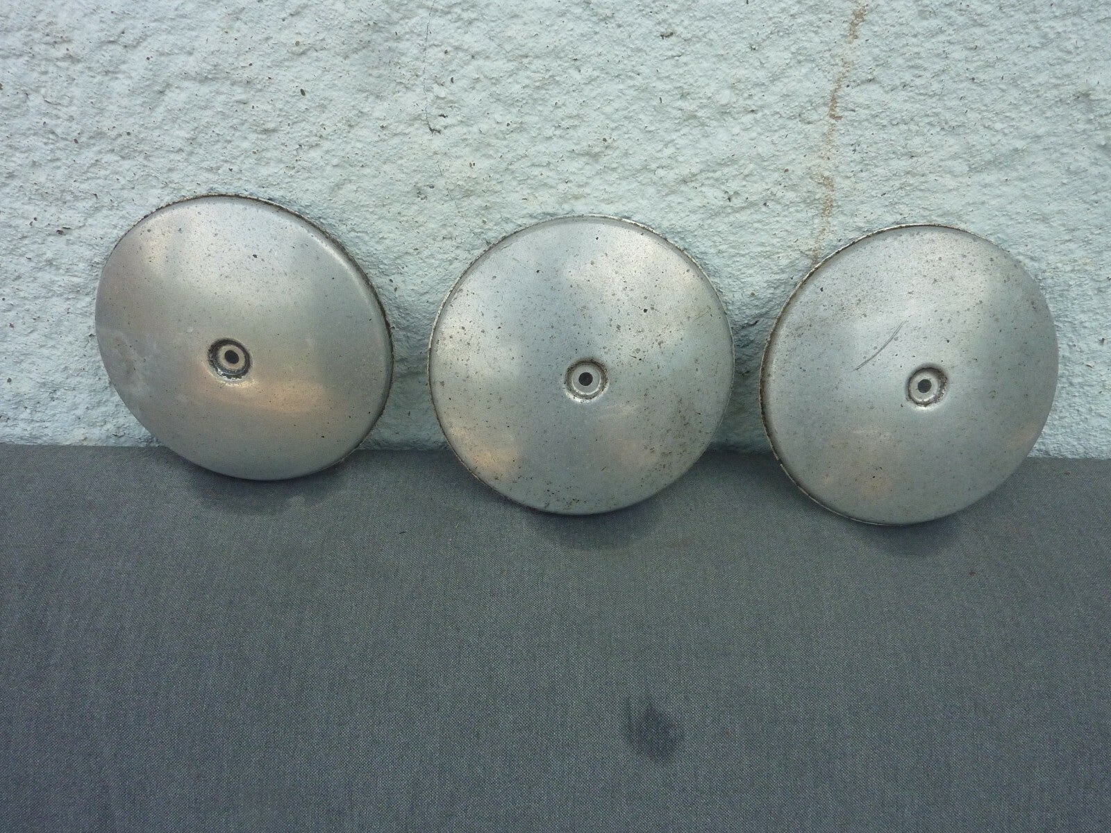 3 anciens vintage ENJOLIVEUR DE ROUE centre de roue  alu 173 mm