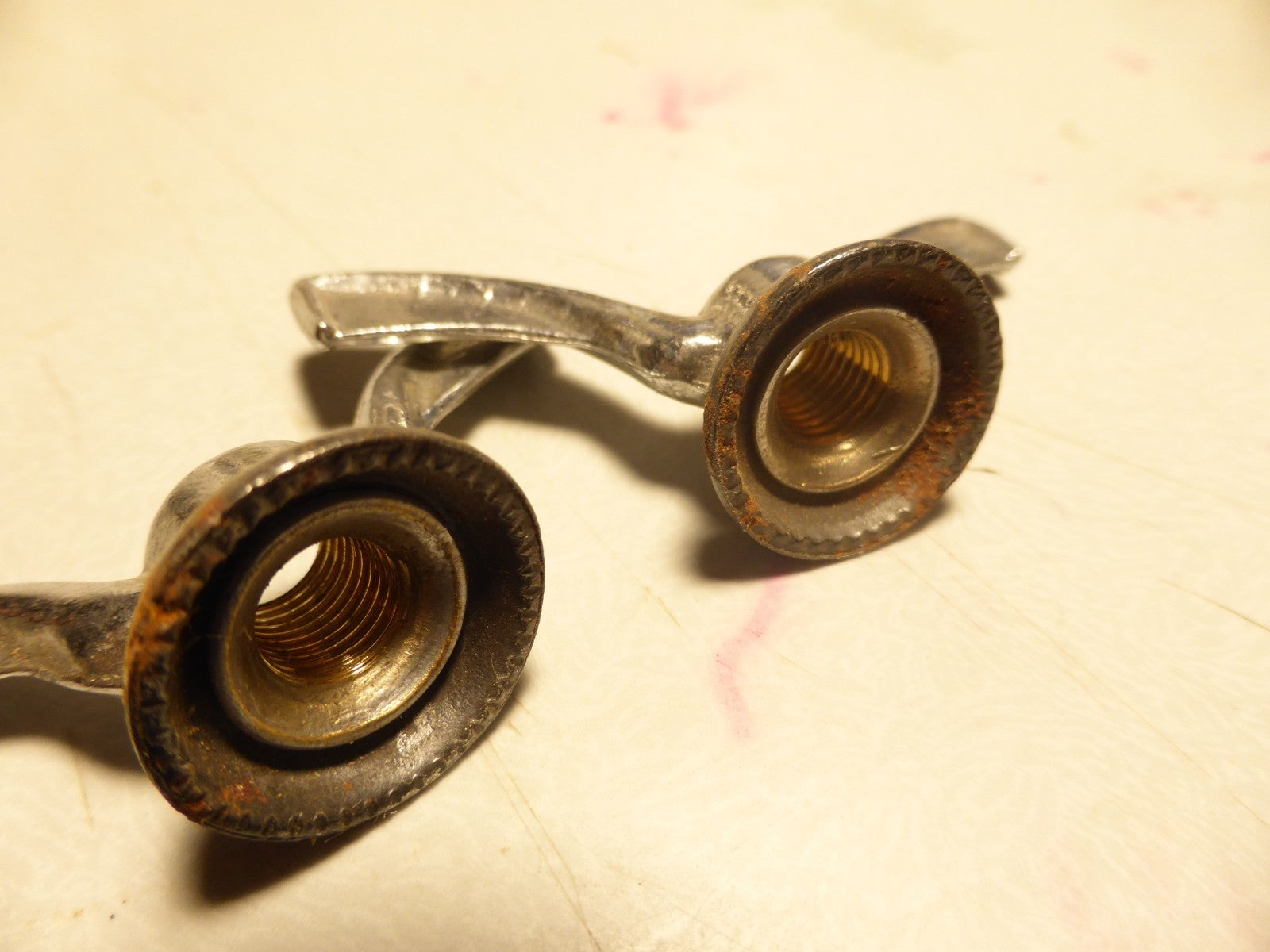 anciens écrous vintage papillons d'axe de vélo  8 mm