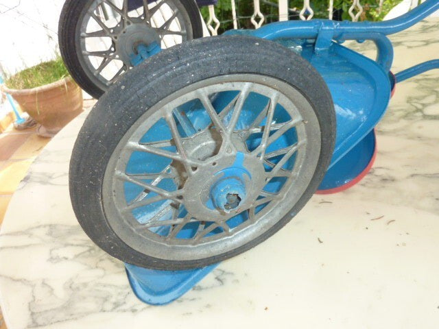 Tricycle ancien vintage joli pour déco.