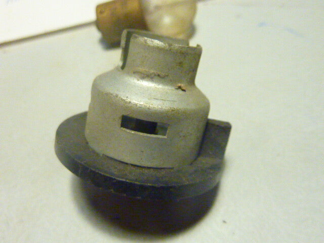 ancien porte ampoule  renault peugeot simca citroen ???