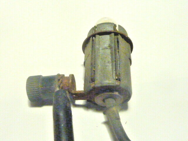 ancien patte support  porte ampoule  renault peugeot simca citroen ???