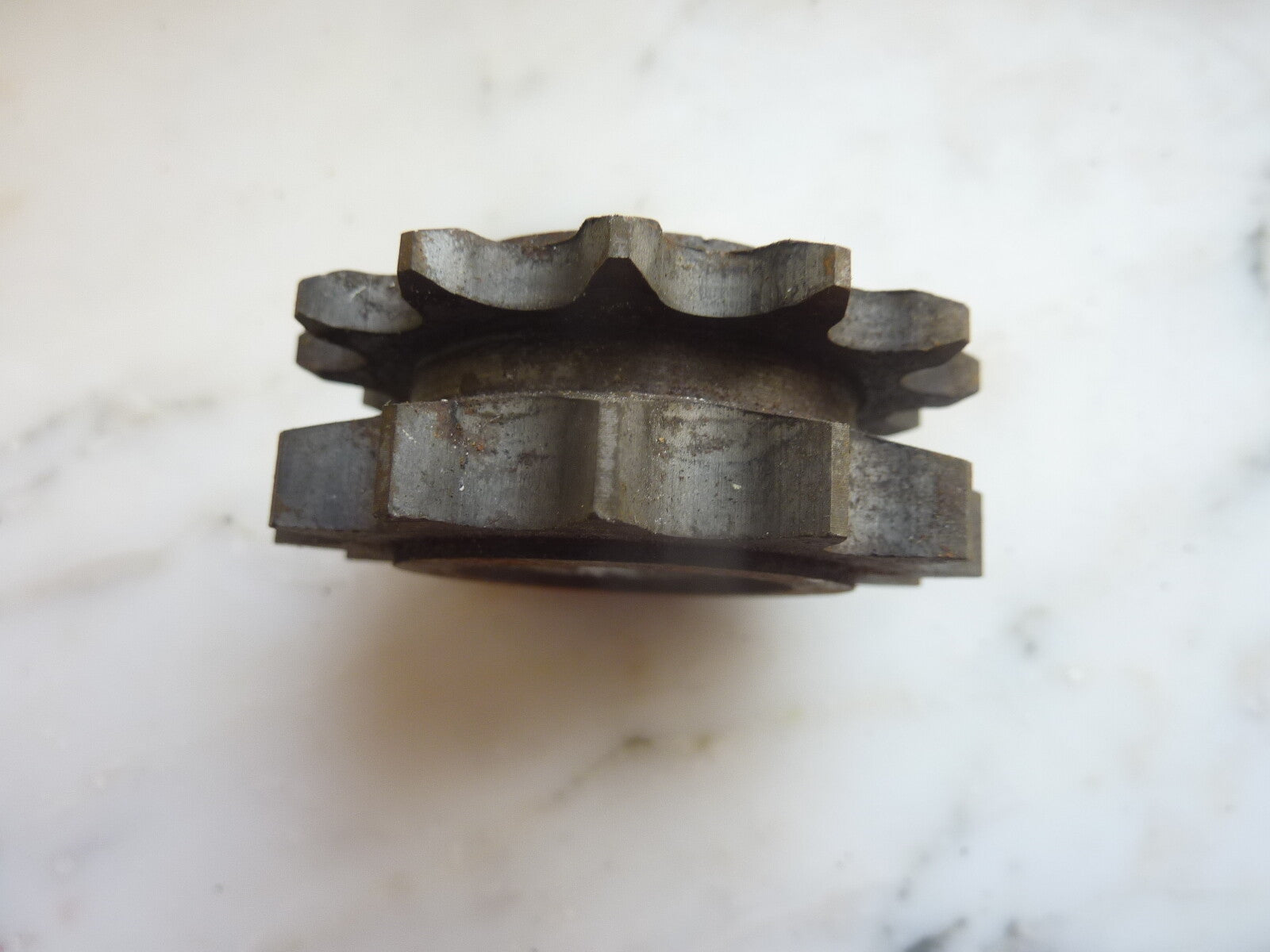 Pignon 13 dents diamètre intérieur  26 mm largeur 23 mm