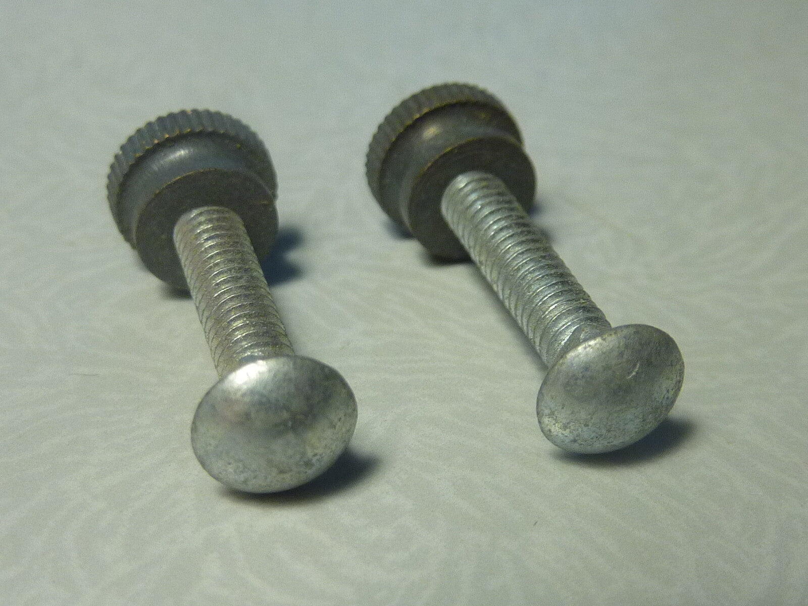 NOS neu ancien molette tète ronde  méplat 2 vis bolt screw acier  vintage