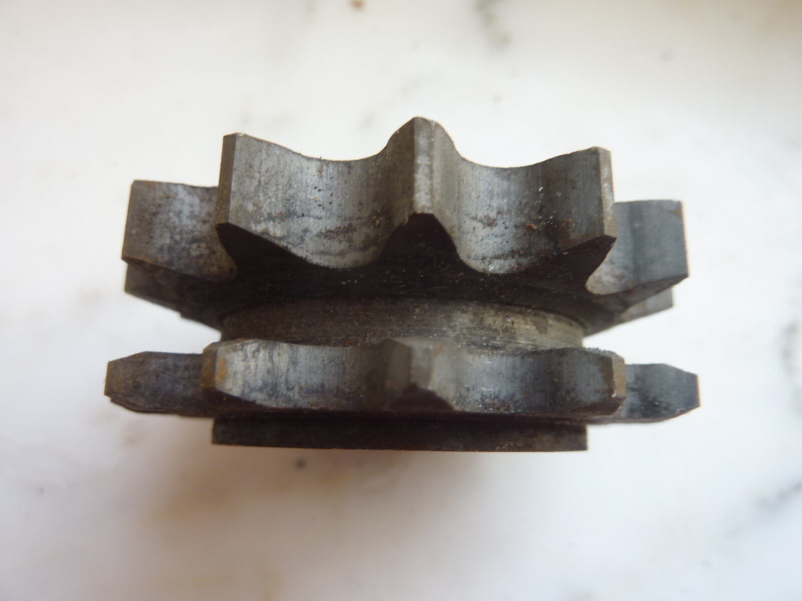 Pignon 13 dents diamètre intérieur  26 mm largeur 23 mm