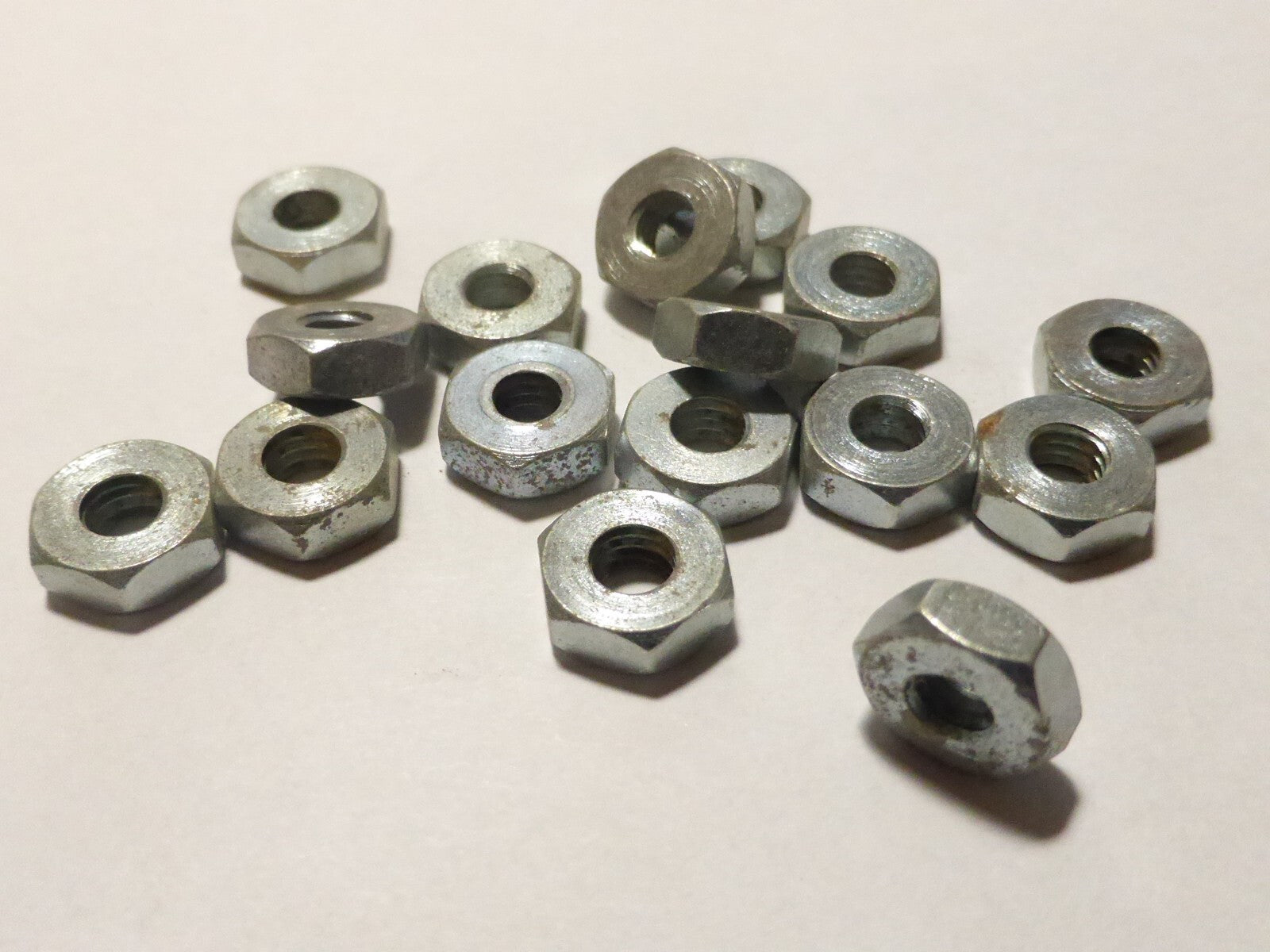 ✨ Lot de 14 Écrous Hexagonaux M4 – NOS Vintage Vélo / Ancien Stock ✨