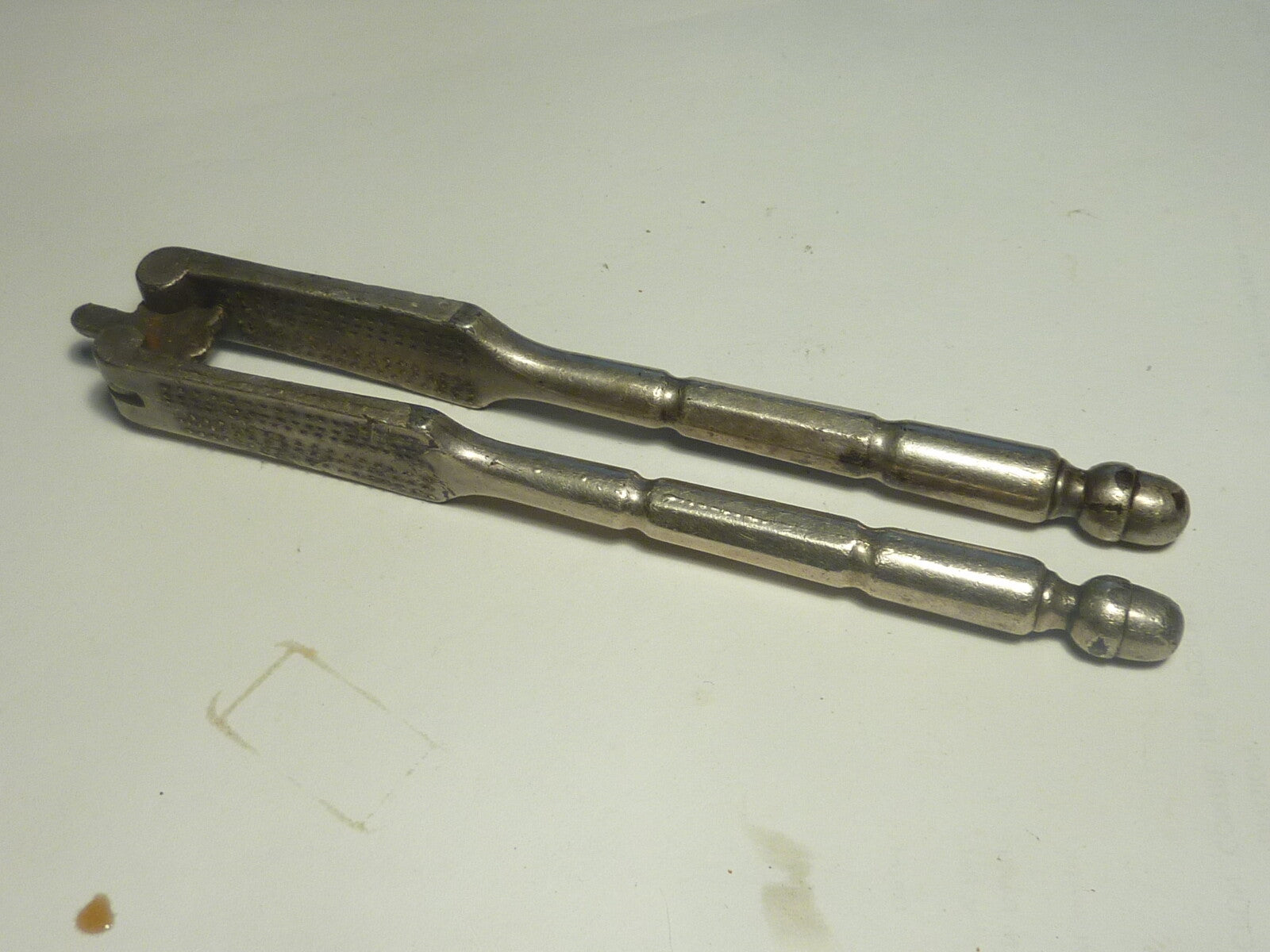 Outils anciens,pince de chapelier en fer casse noix