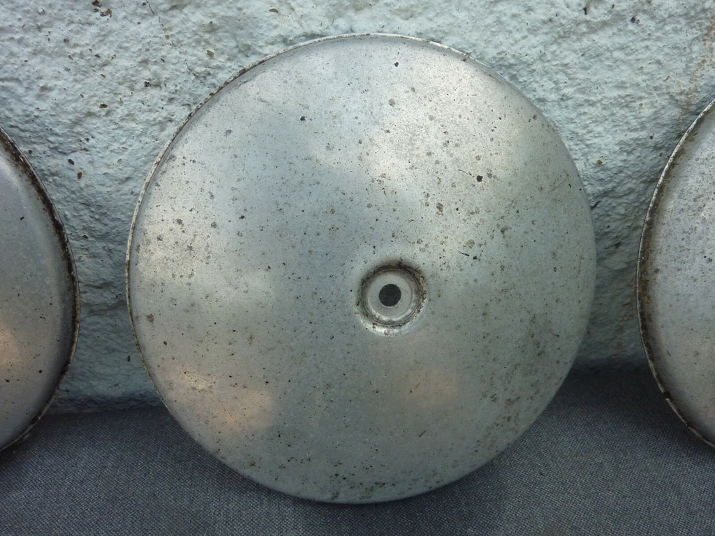 3 anciens vintage ENJOLIVEUR DE ROUE centre de roue  alu 173 mm