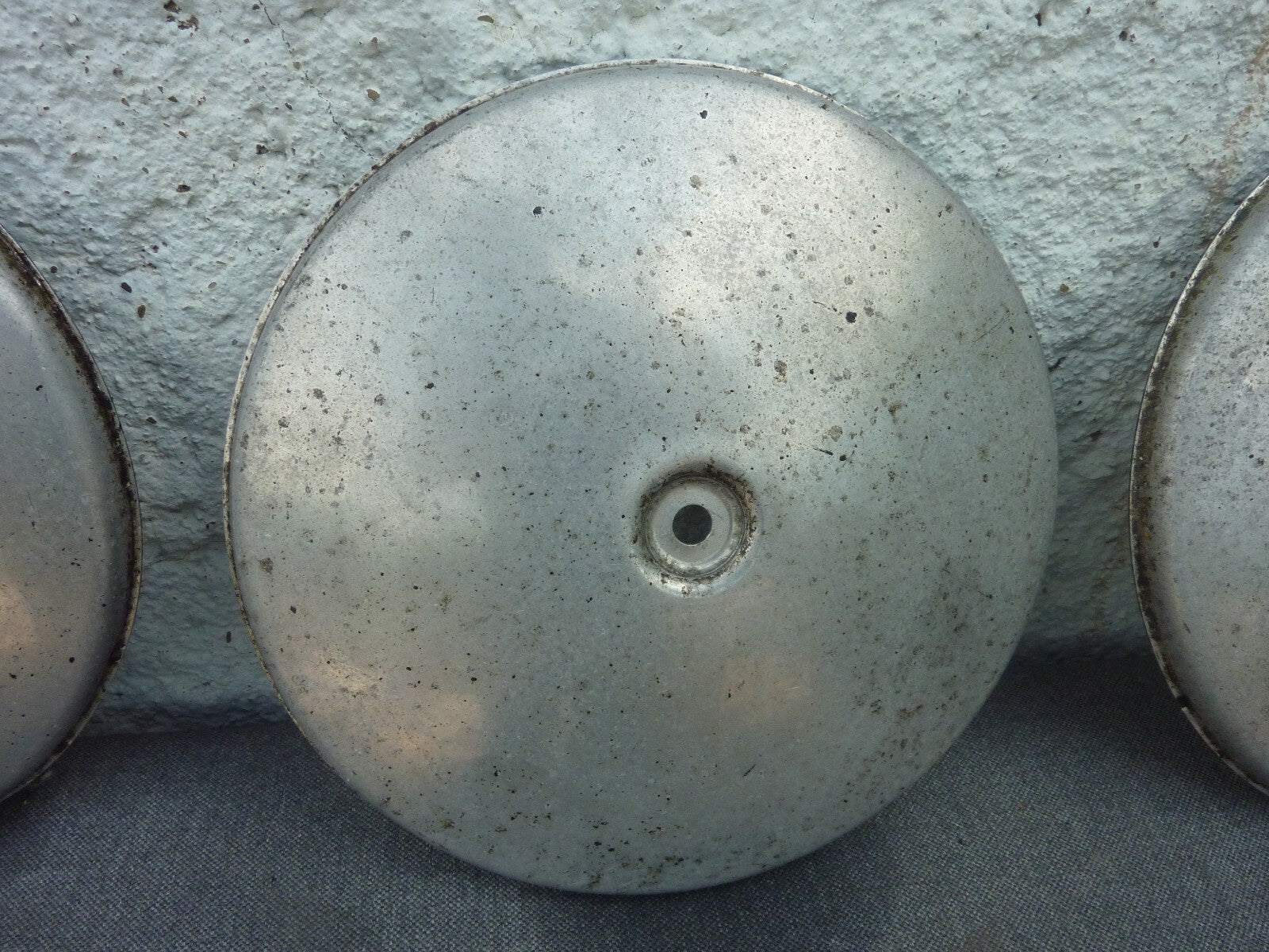 3 anciens vintage ENJOLIVEUR DE ROUE centre de roue  alu 173 mm