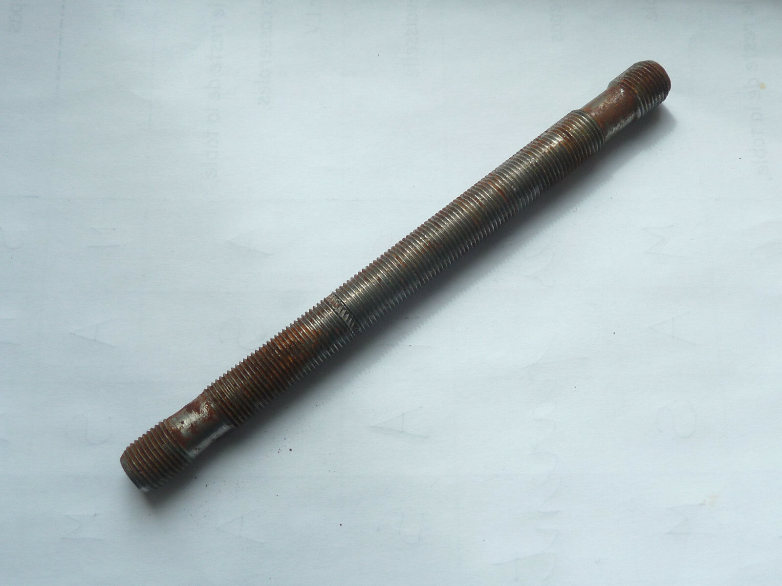 ancien stock axe de Roue avant 143x11 mm  motobecane peugeot   Cyclo MBK . M11
