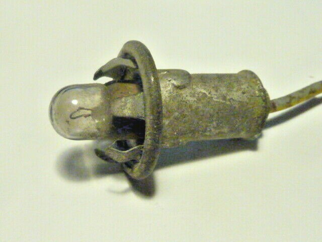 ancien patte support  porte ampoule  renault peugeot simca citroen ???