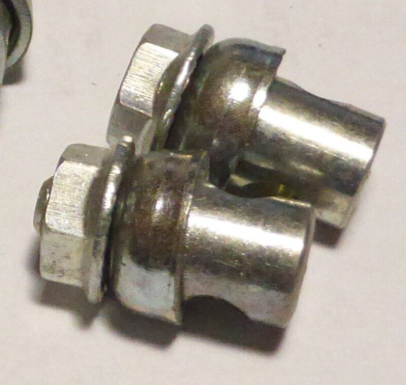2 anciennes SERRE TRINGLE  L 17,4 X 8 X D 4 mm POUR TRINGLE DE 4 mm VINTAGE