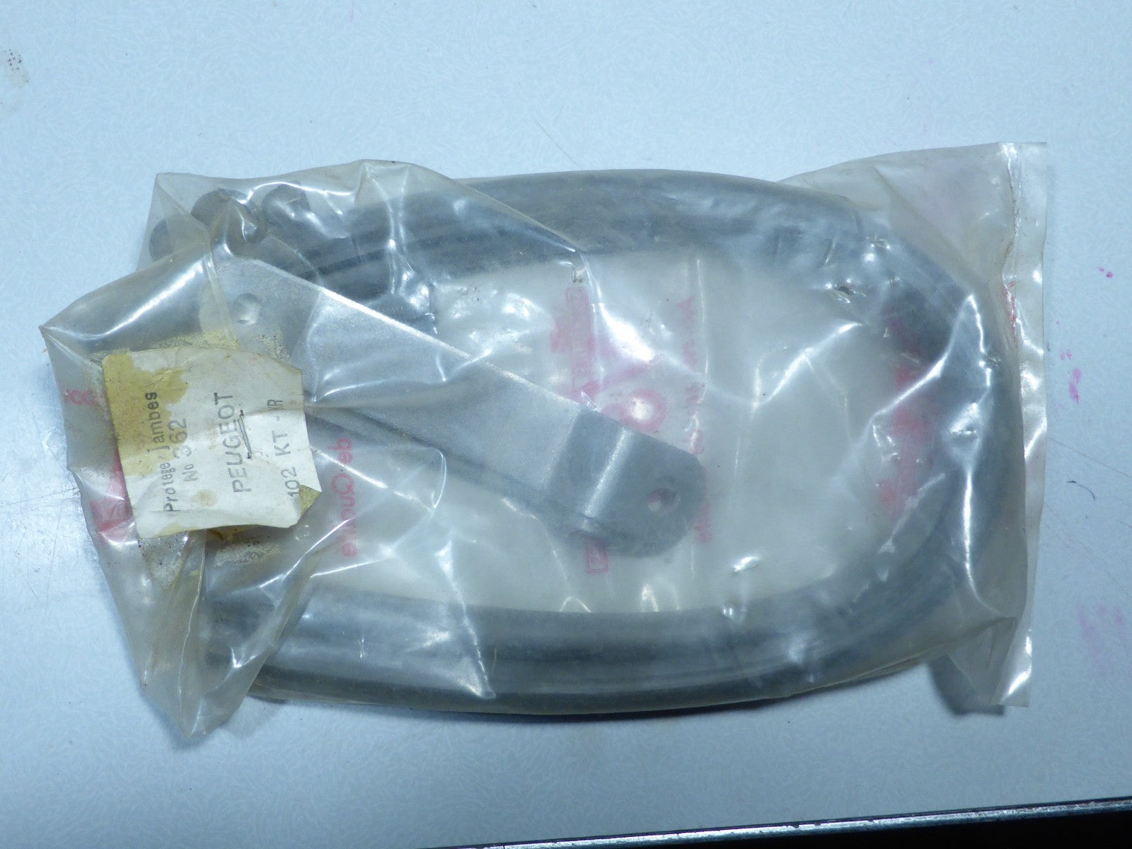 KIT DE FIXATION POUR PROTEGE JAMBES V&W MOBS PEUGEOT 102 KT - KR  "NOS"