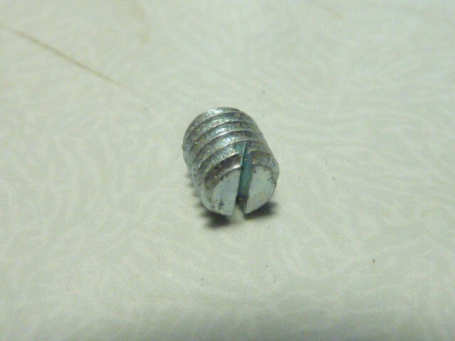 1 Vis  poignée Saker ancien stock 5x7 algi mobylette .. ancien stock neuf