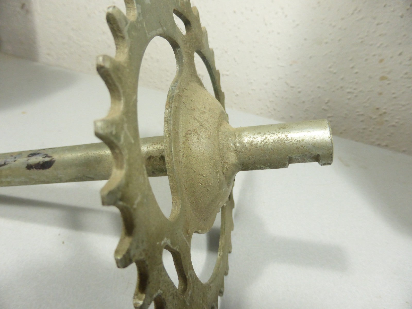NOS Axe pédalier 30 dents 220 mm Peugeot neuf ancien stock Ø 16 mm