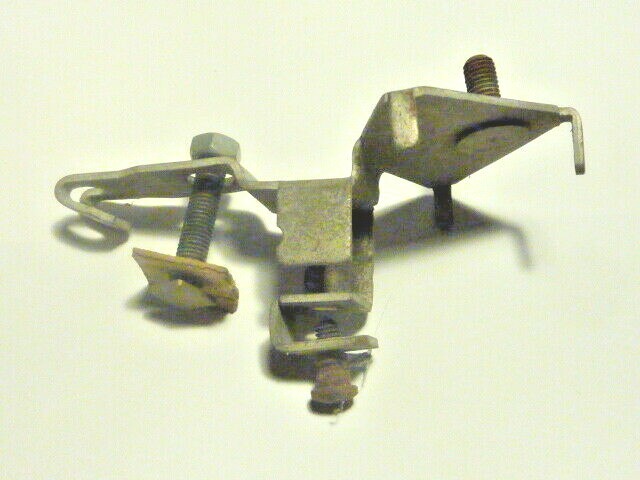 ancien patte support  porte ampoule  renault peugeot simca citroen ???
