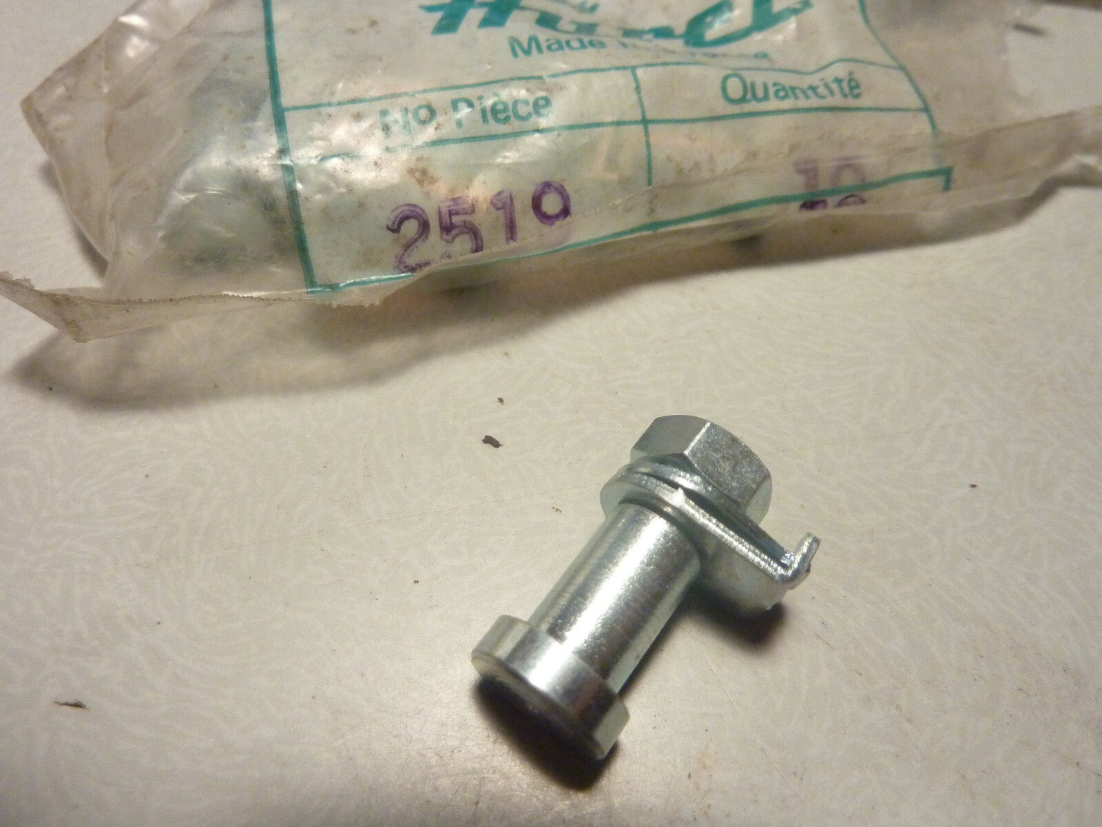 huret 2519 ancien vintage NOS 1 vis  derailleur Alvitt