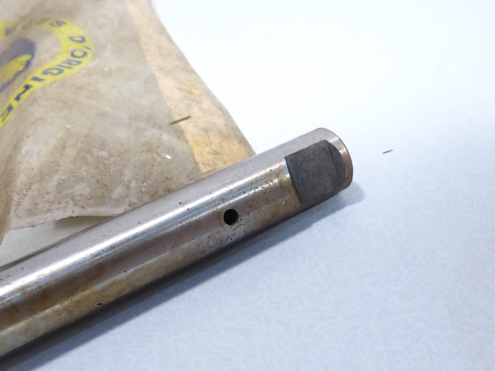 axe pédalier 198 mm a clavettes PEUGEOT ? ancien stock