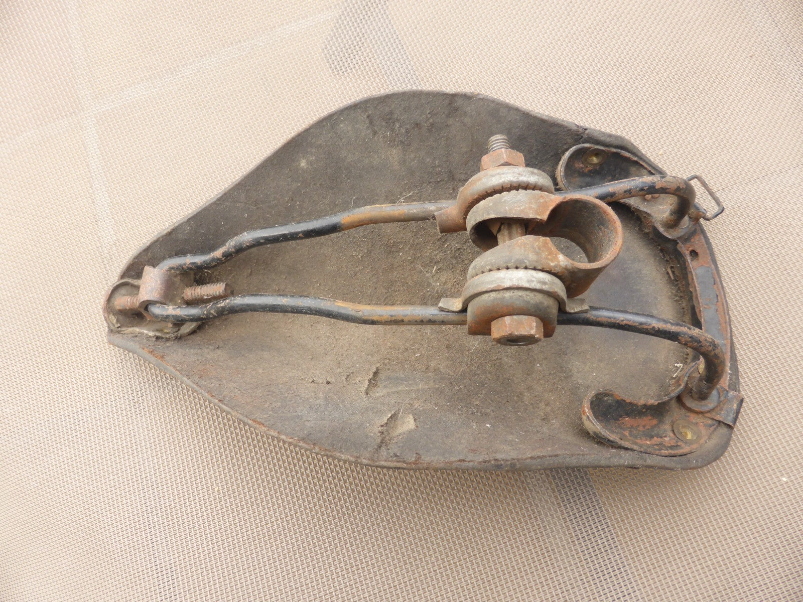 ancienne  selle de vélo en cuir - Marque Motobecane - vintage old bike