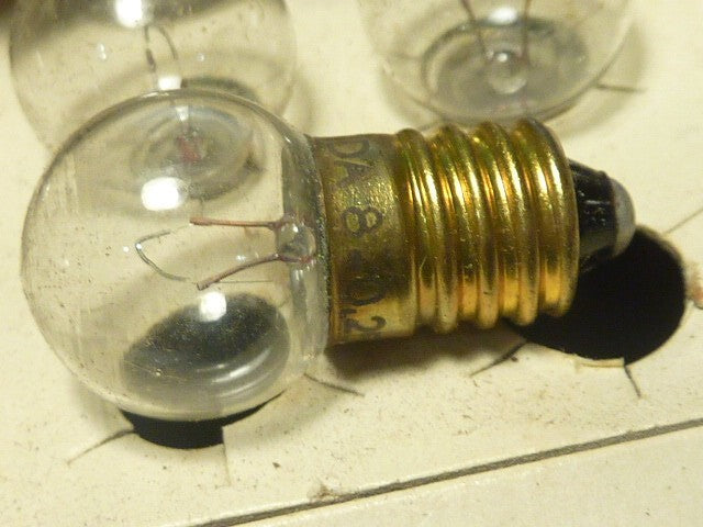 2 AMPOULES  vintage mazda  8V 0.25 feu arrière