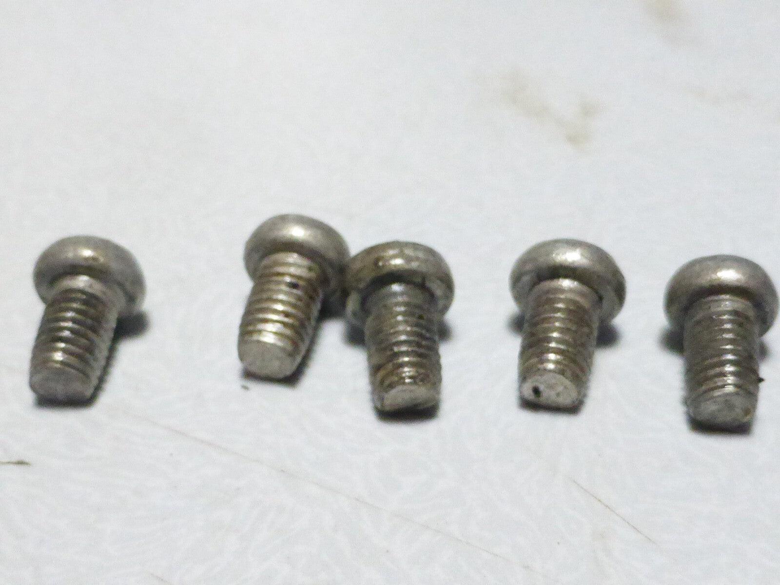7 mini vis tète ronde bombé  bolt screw acier  boulon vintage