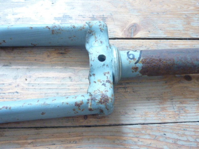 ✨ NOS Fourche vélo vintage acier  roue 600 – pivot fileté 25x100 entraxe 100 ✨