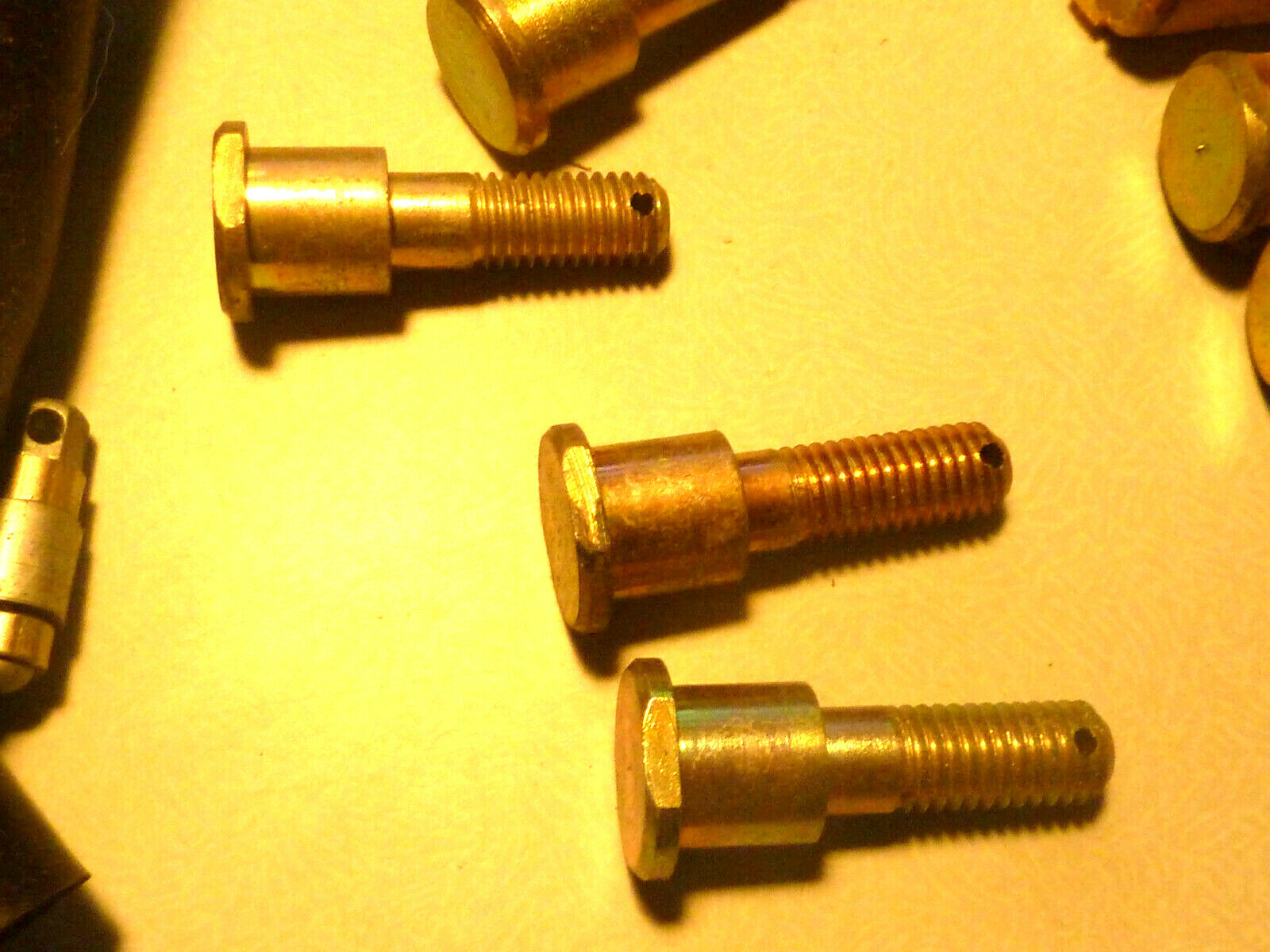 anciennes vis pieces Peugeot 504 404 205 a vérifier