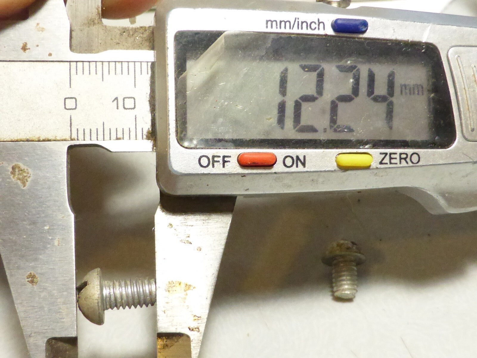 2 mini vis tète ronde bombé  bolt screw acier  boulon vintage