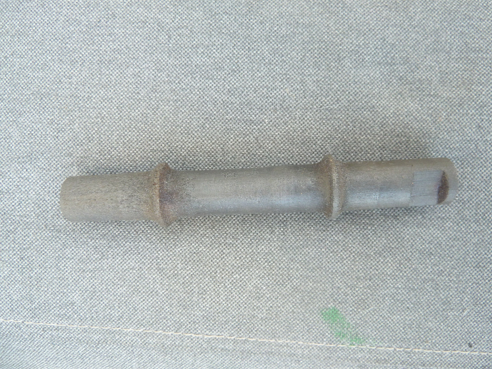 Axe pédalier à clavettes 128 mm acier boitier pédalier vintage ancien stock