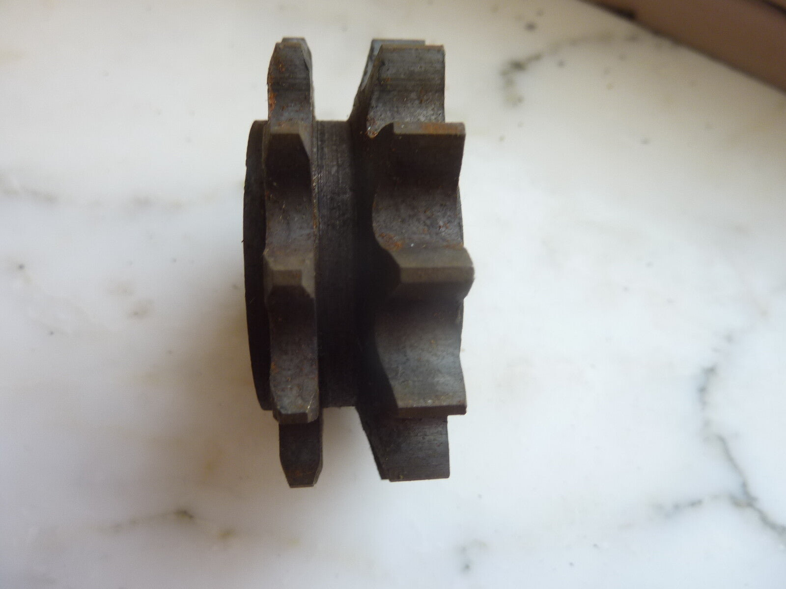 Pignon 13 dents diamètre intérieur  26 mm largeur 23 mm