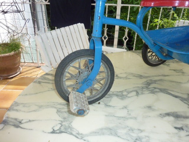 Tricycle ancien vintage joli pour déco.