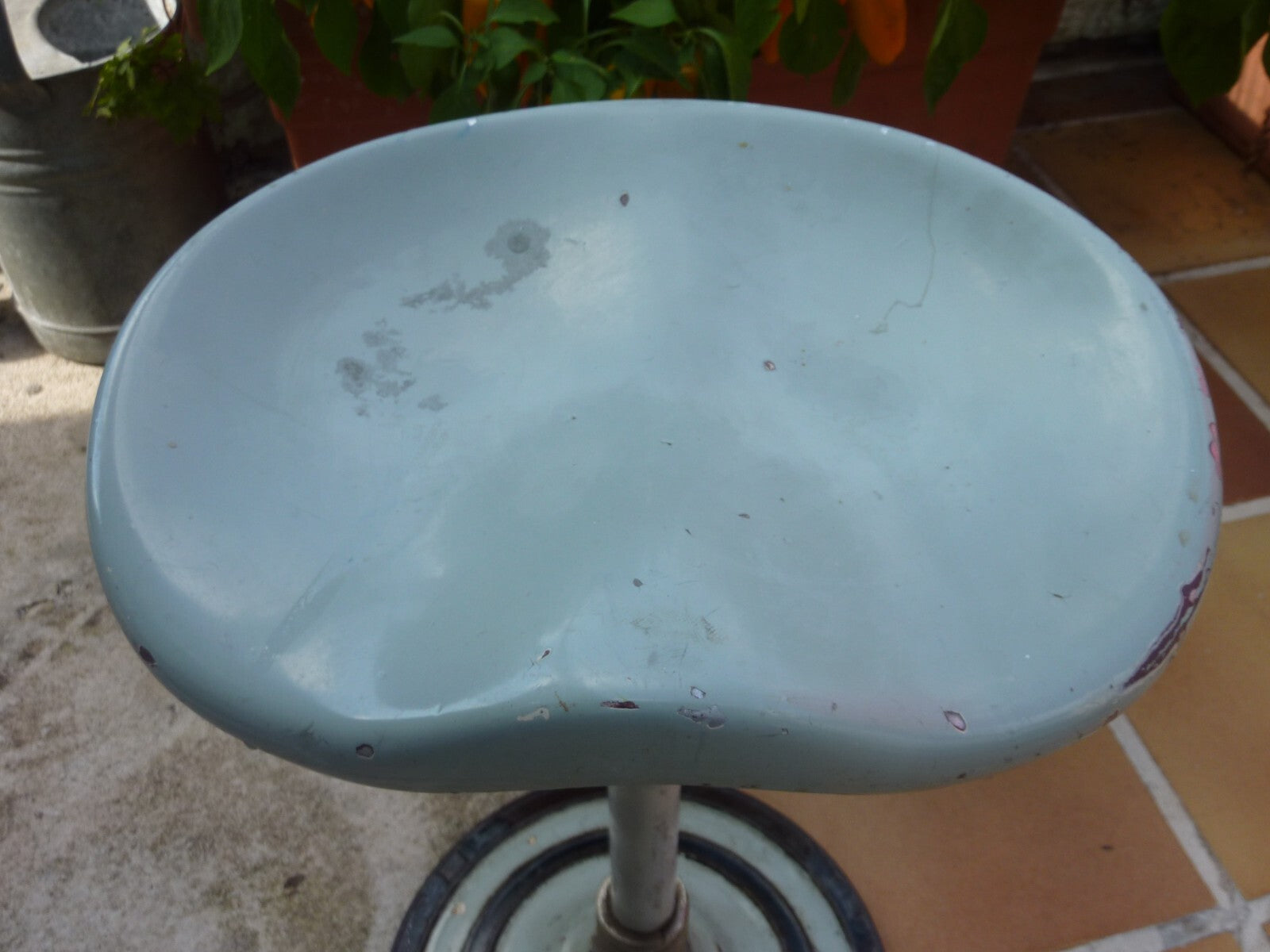 ancien tabouret médical industriel, siège sur ressort vintage style tracteur