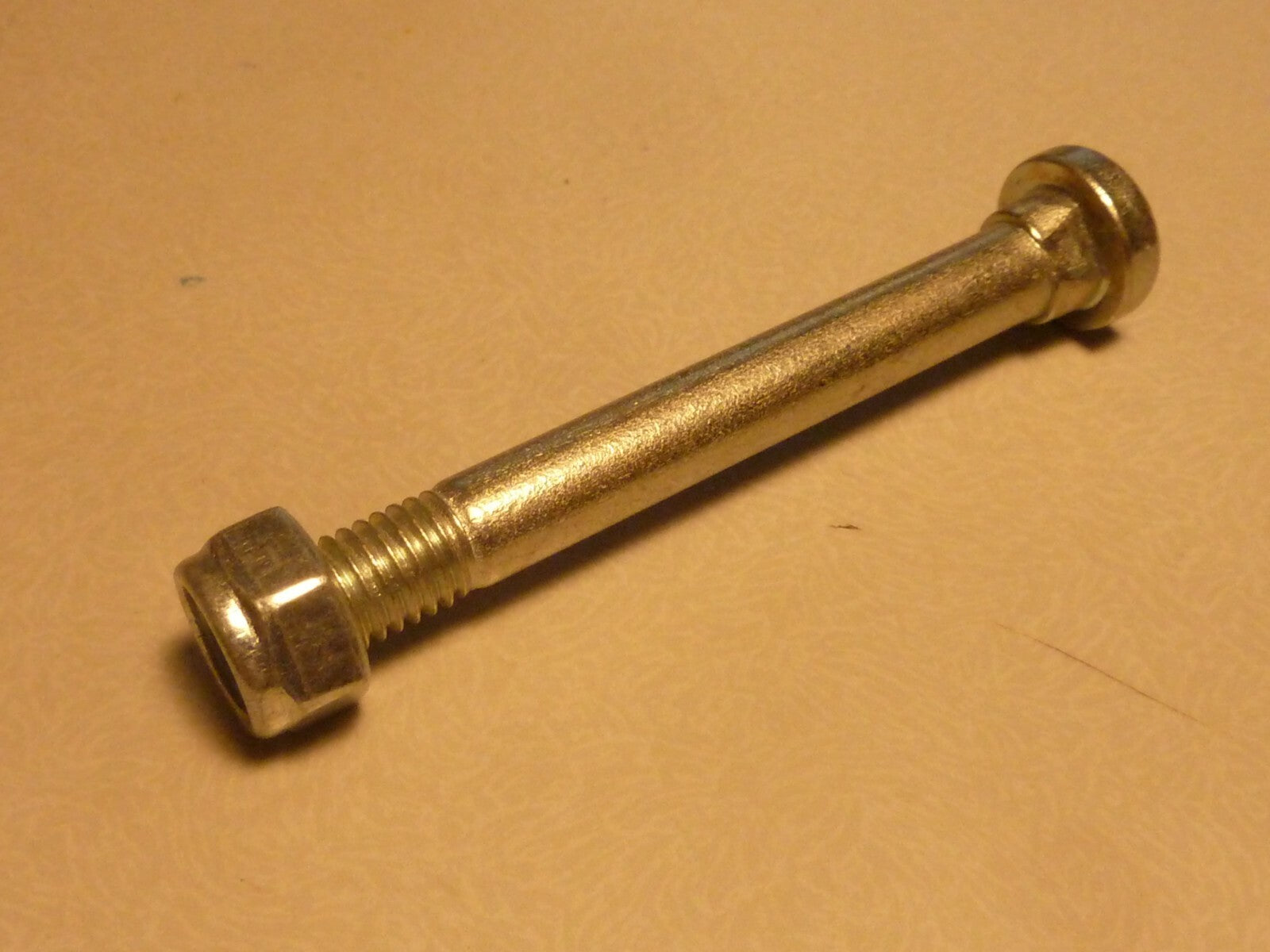 NOS Axe béquille 103 ou 102 vis M8-125 + écrou nylstop tete ronde avec 2 meplats